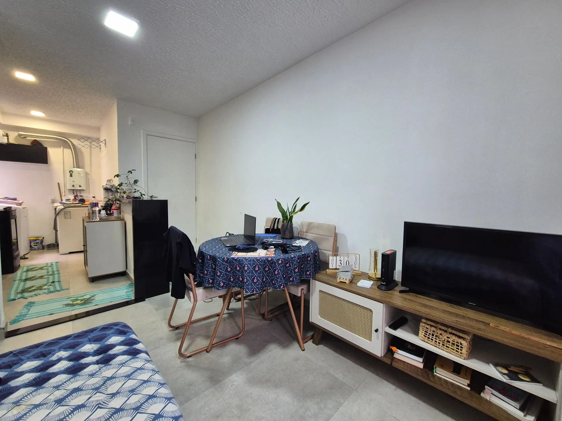 Furnished 2-bedroom apartment with open-plan kitchen — photo 2