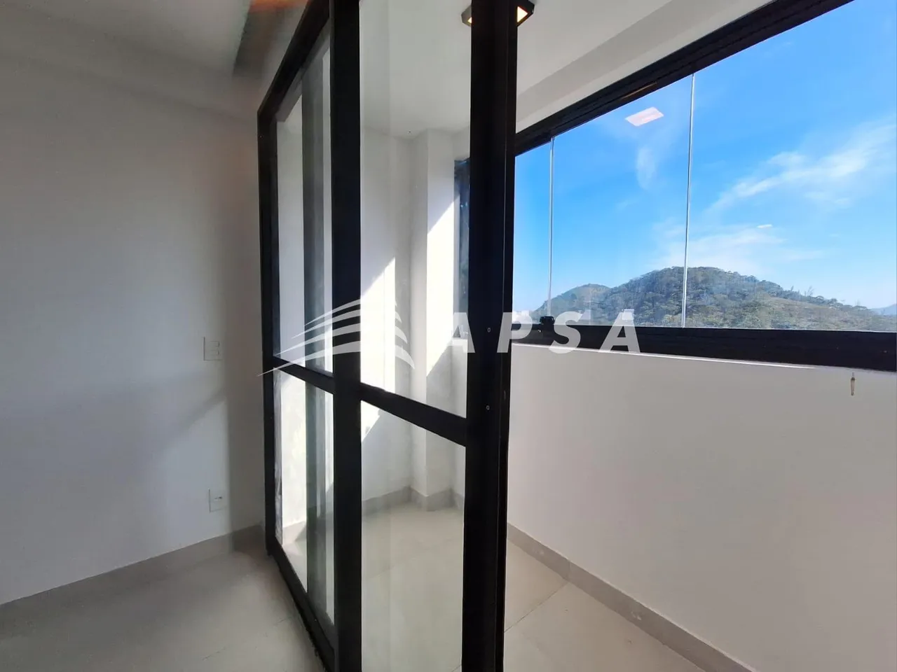 3-bedroom unfurnished apartment with open-plan kitchen — photo 10