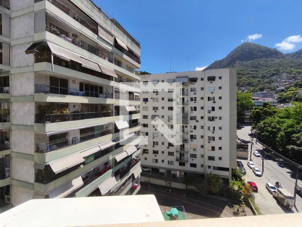 Furnished 4-bedroom apartment with balcony — photo 18