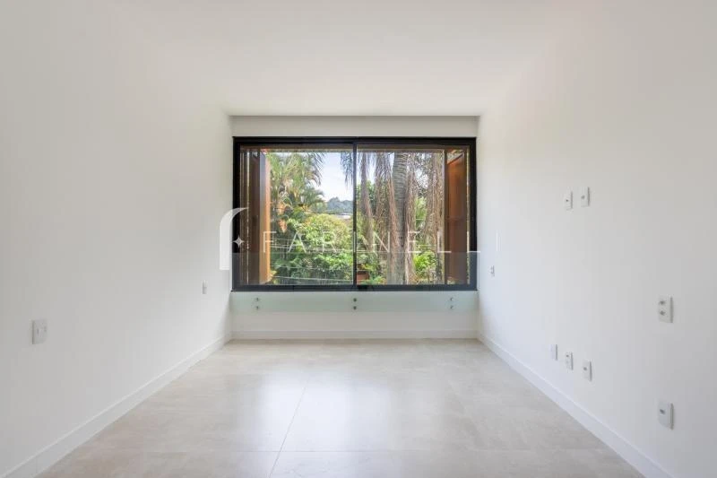 House with 5 bedrooms and open-plan kitchen — photo 36