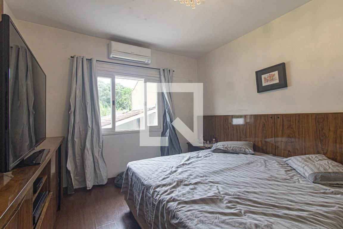 3-bedroom house with a walk-in closet in Curitiba — photo 23