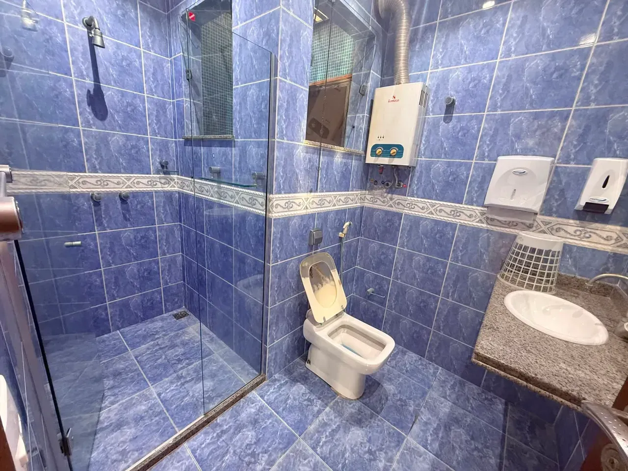 Casa comercial sem mobília com 3 quartos e 4 banheiros — photo 15