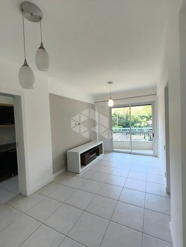 Apartamento de 2 quartos em condomínio com piscina