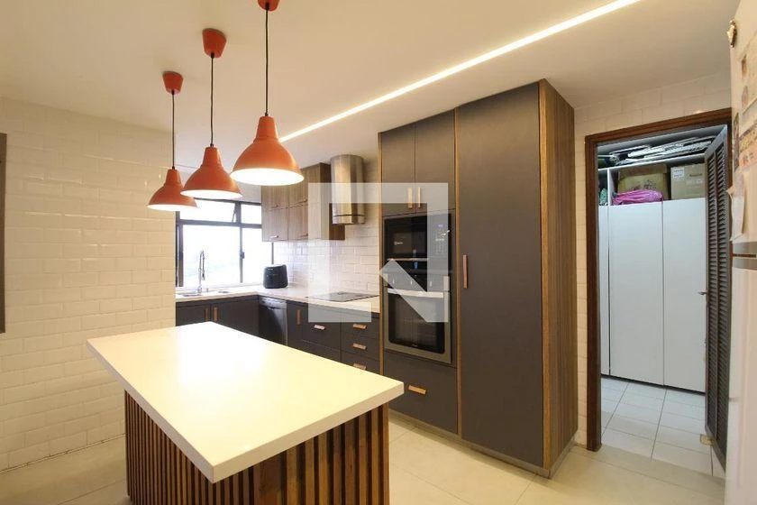 Furnished 4-bedroom apartment with 245 m² and glass balcony — photo 14