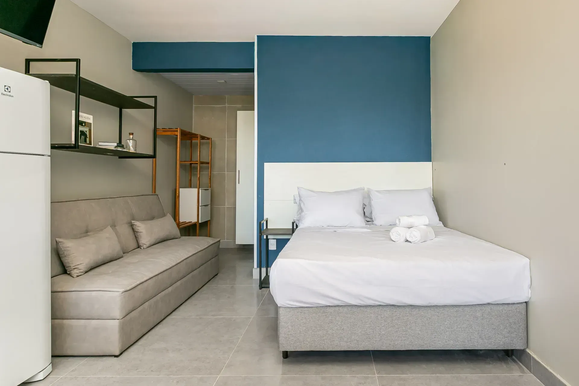Furnished 20 m² studio with glass shower and electric heater