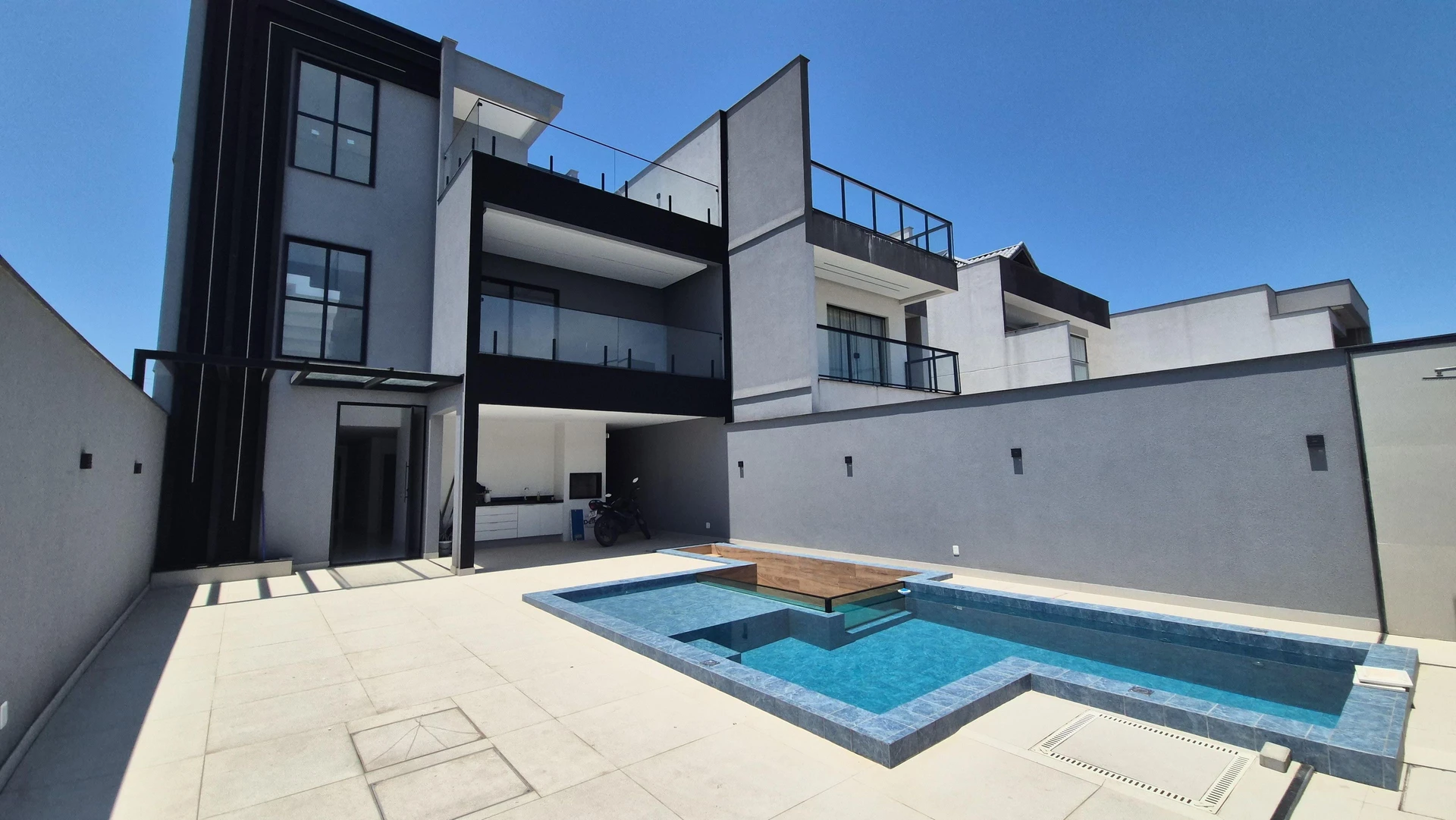 Ventanales de piso a techo y 5 dormitorios: casa de 403 m² — photo 22