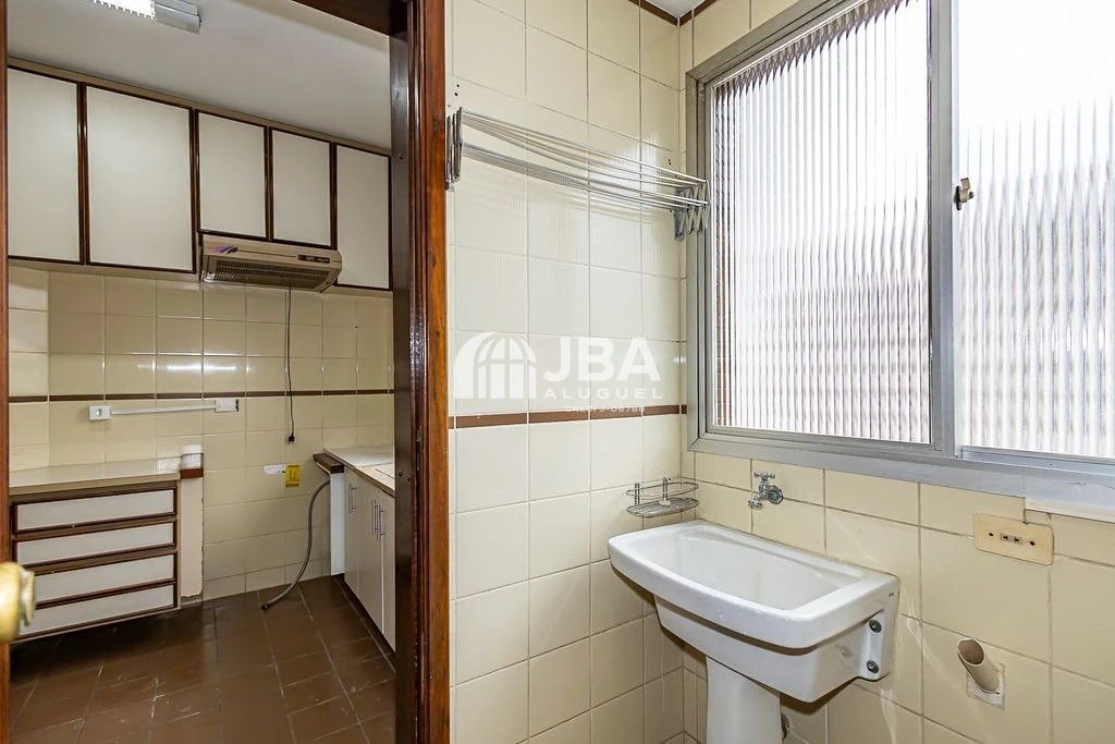 2-bedroom apartment with wood or laminate floors in Curitiba — photo 3