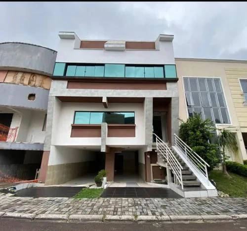 3-bedroom house with 2 bathrooms and no parking