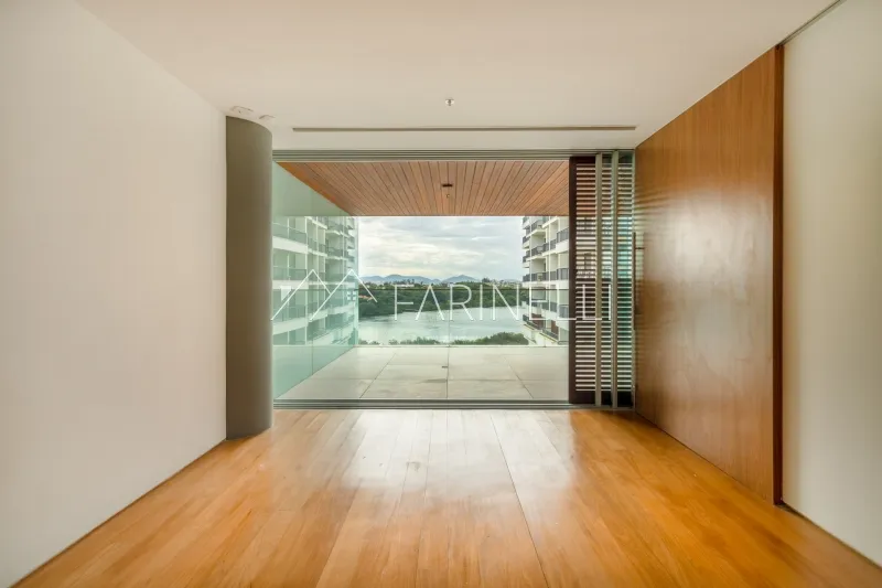 Renovated apartment with a balcony and lake views — photo 7