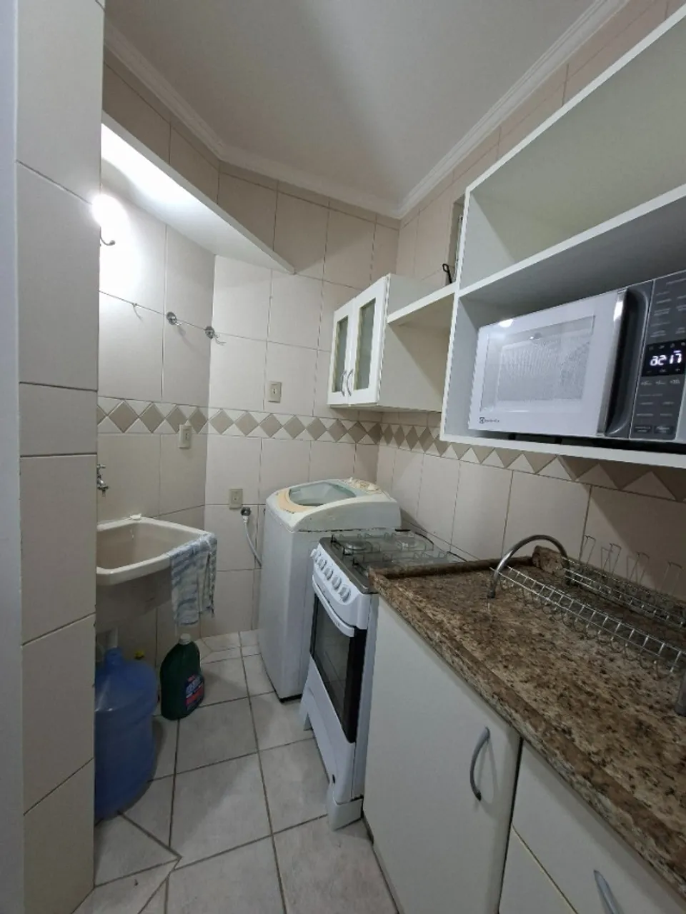 Furnished 2-bedroom apartment with open-plan kitchen — photo 4