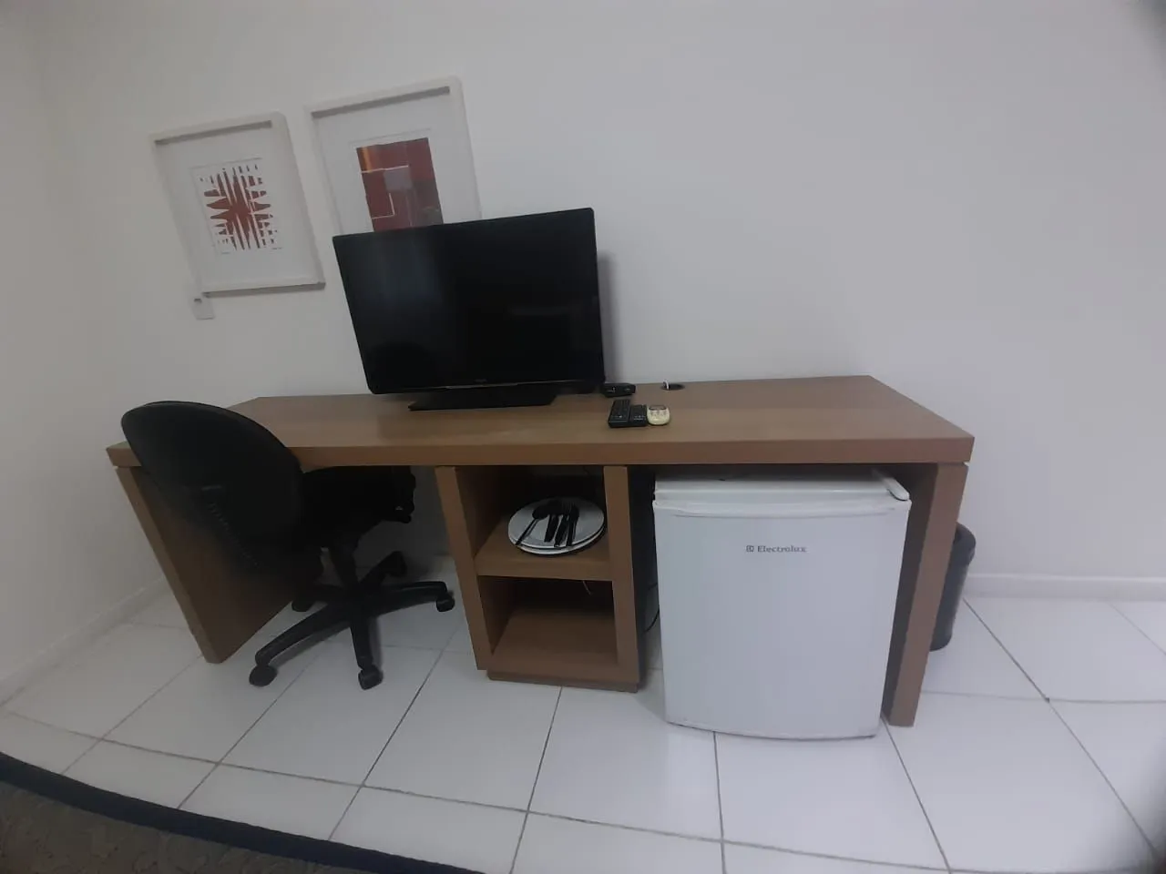 1-bedroom unfurnished apartment with compact kitchen — photo 3