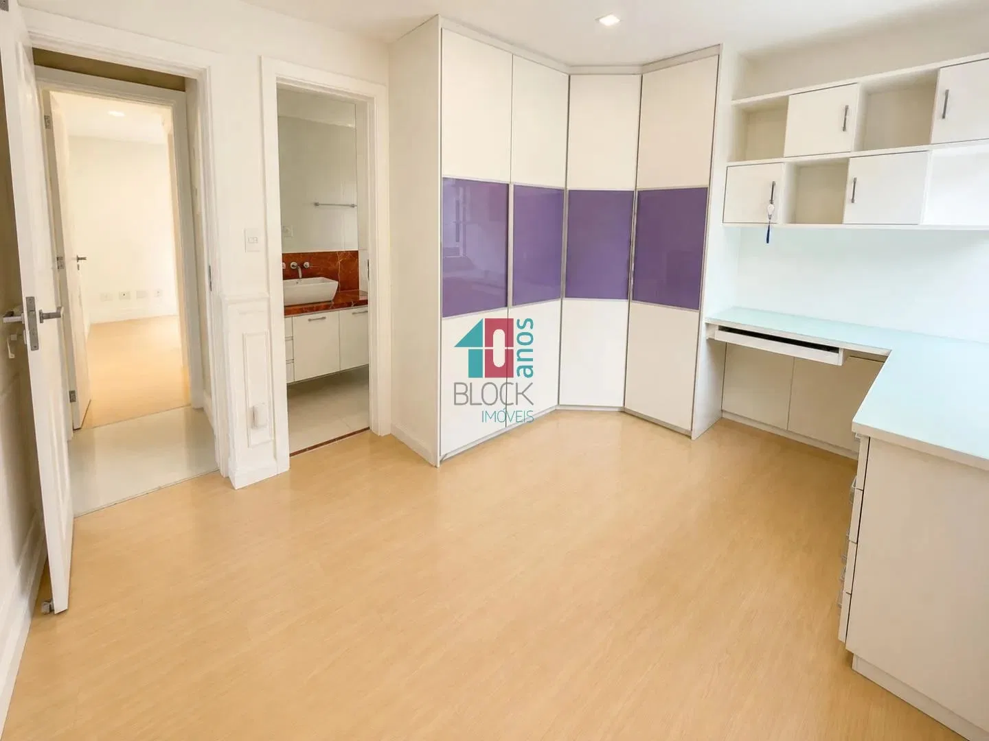 Casa triplex com 4 quartos e 3 suítes e cozinha fechada — photo 24