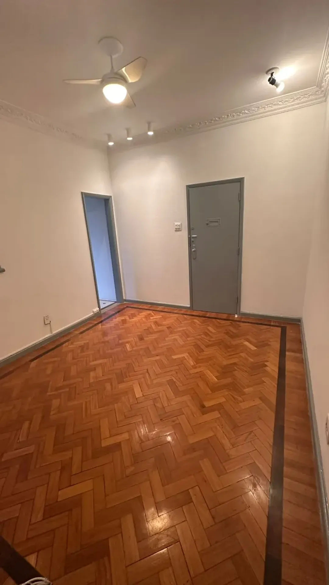 Departamento de 1 dormitorio con piso de madera o laminado — photo 18