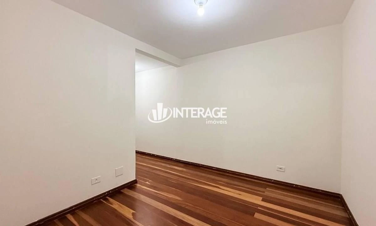 Wood or laminate floors in a 4-bedroom house, 200 m² — photo 33