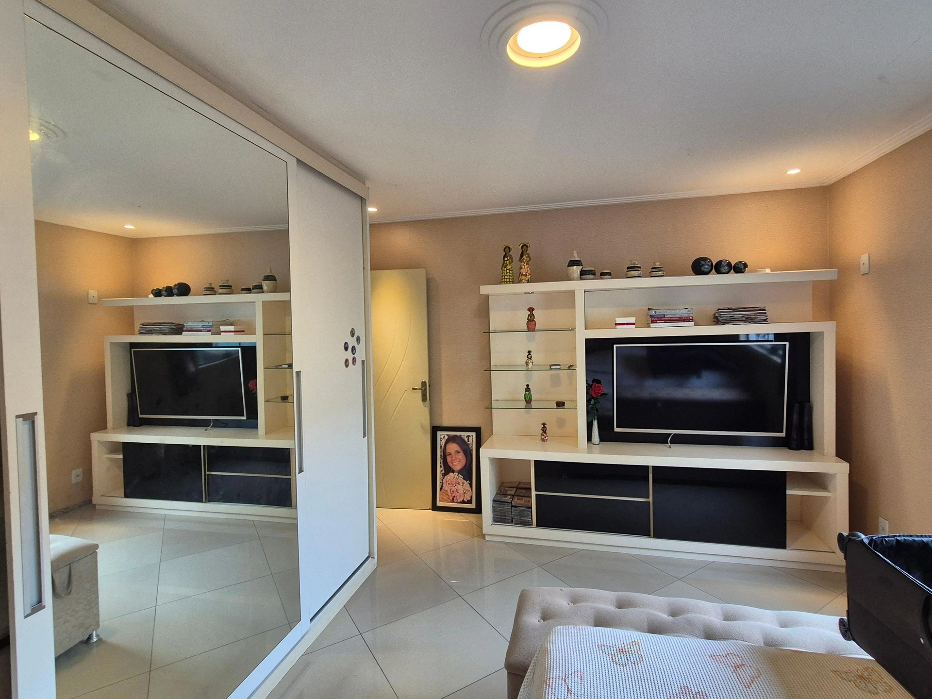 Jacuzzi in a 3-bedroom house, 400 m² — photo 37