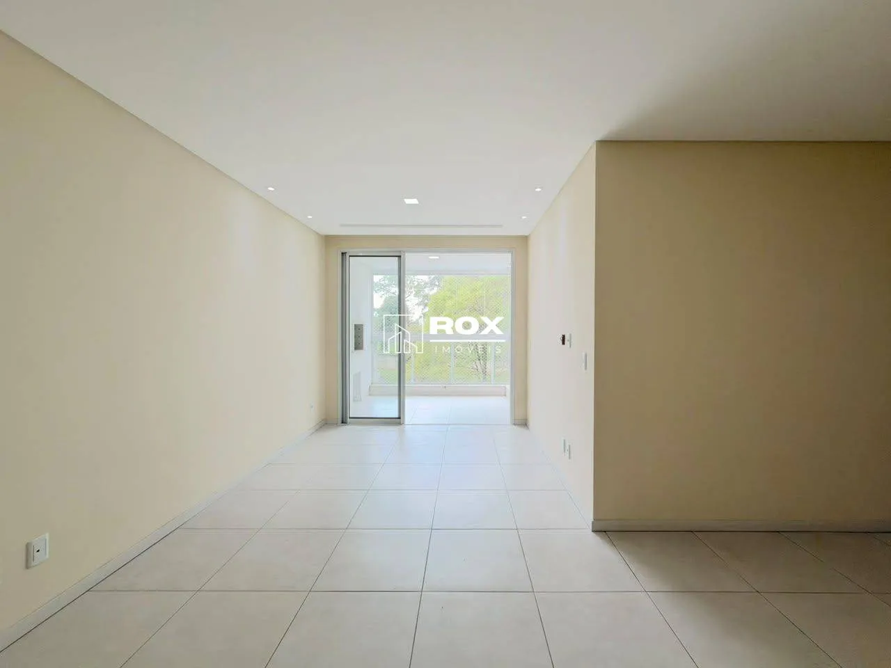 Glass-enclosed balcony in a 3-bedroom apartment, 105 m² — photo 5