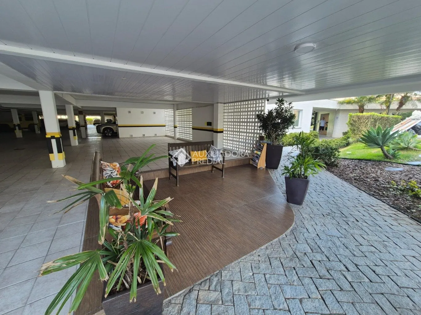 Furnished apartment with 3 bedrooms and 137 m² — photo 27