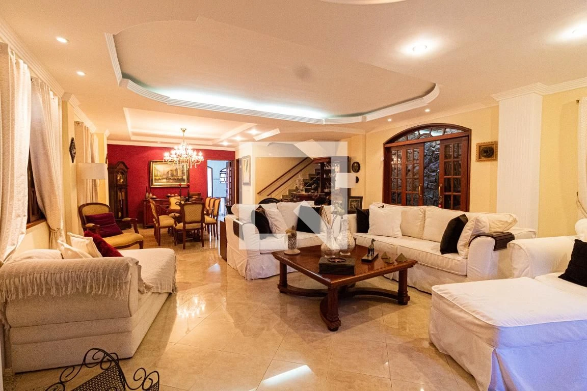 Casa mobiliada com 4 suítes e 7 banheiros