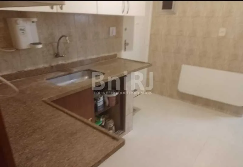 Apartamento sem mobília com 3 quartos e 1 banheiro