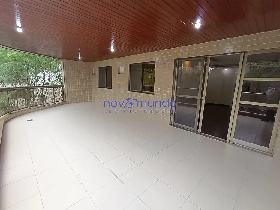 Wood or laminate floors in a 3-bedroom apartment, 105 m² — photo 4