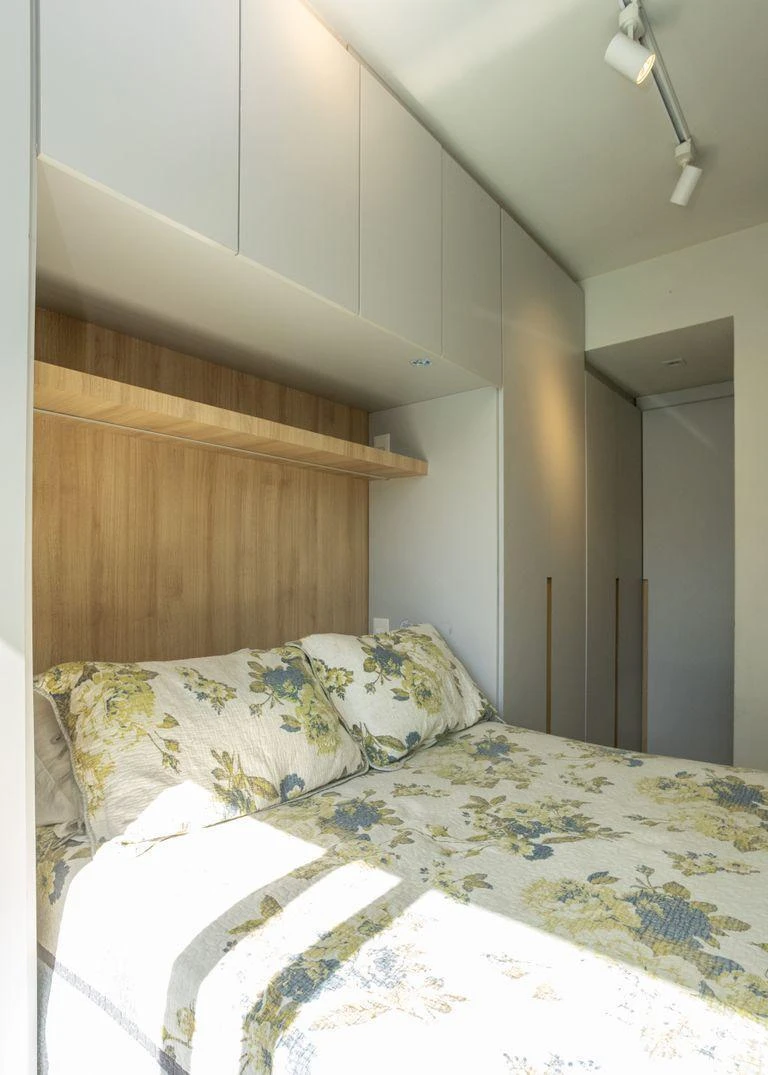 Furnished apartment, 87 m², with a glass-enclosed balcony — photo 11