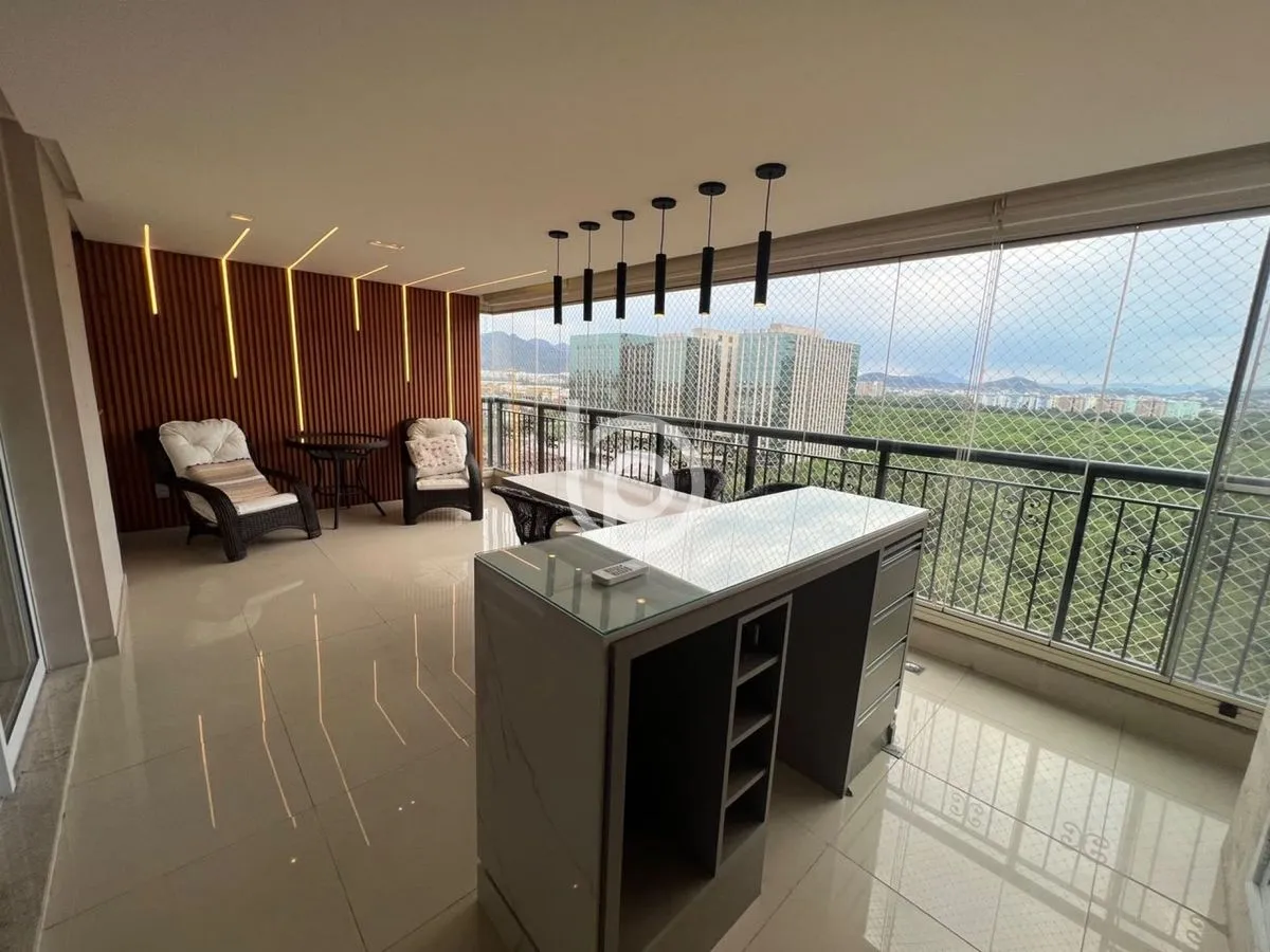 Balcony with a grill in a 4-bedroom apartment, 170 m² — photo 15