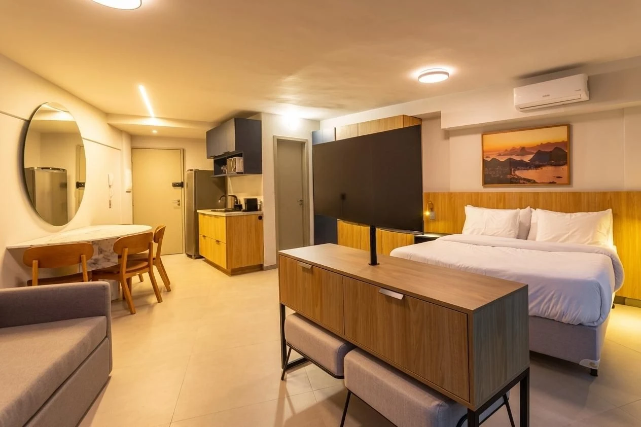 Studio mobiliado com 1 quarto, 1 banheiro e 1 vaga