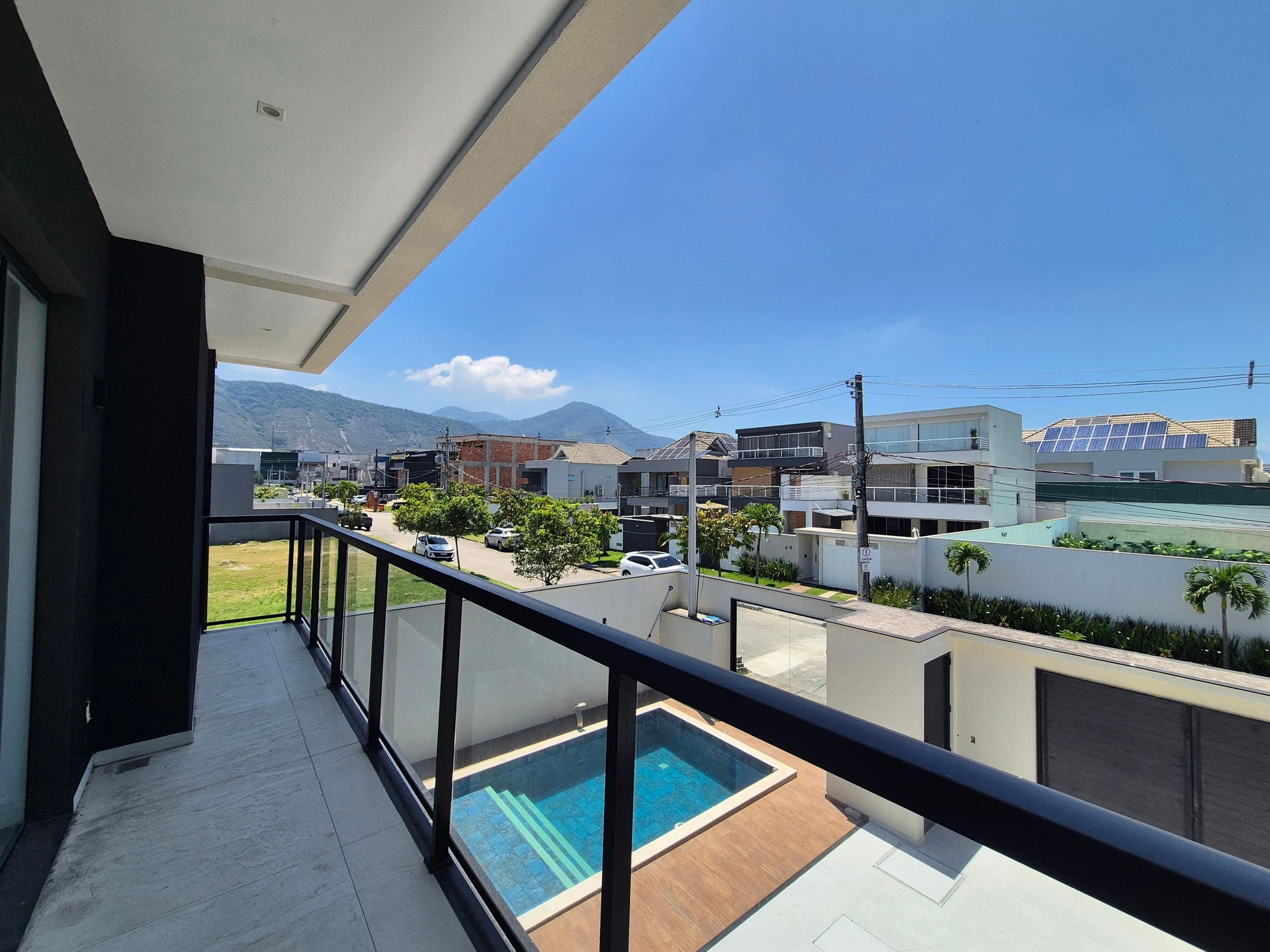 4-bedroom house with a glass-enclosed balcony — photo 12