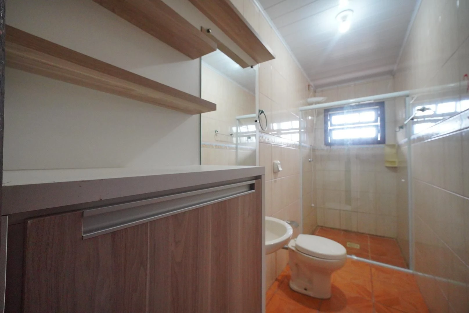 3-bedroom house with a washing machine