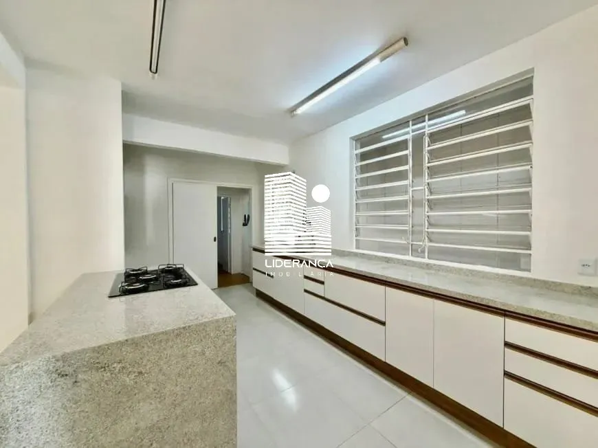 Casa com 4 dormitórios, jardim privativo e 4 vagas