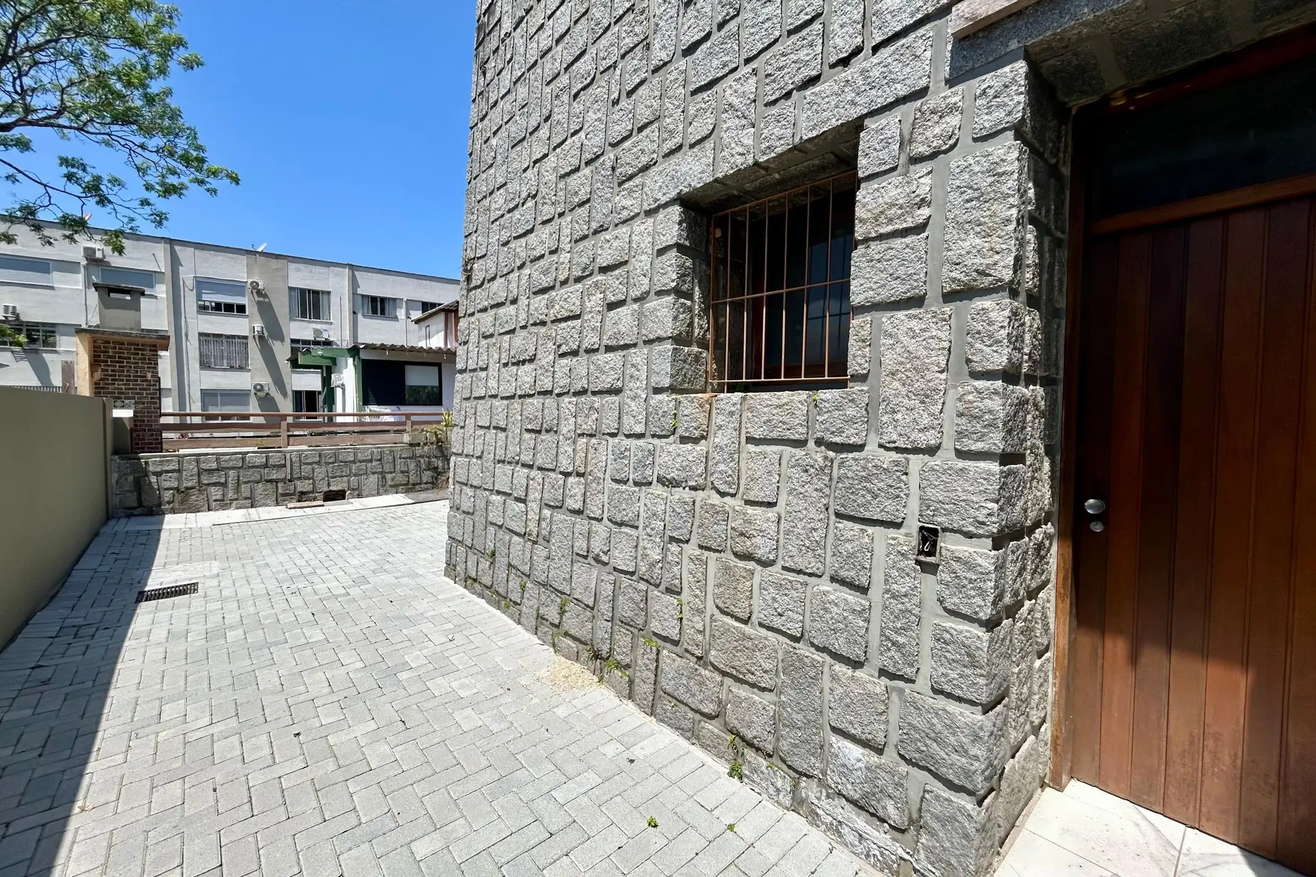 300 m² house with a jacuzzi and a bathtub — photo 7
