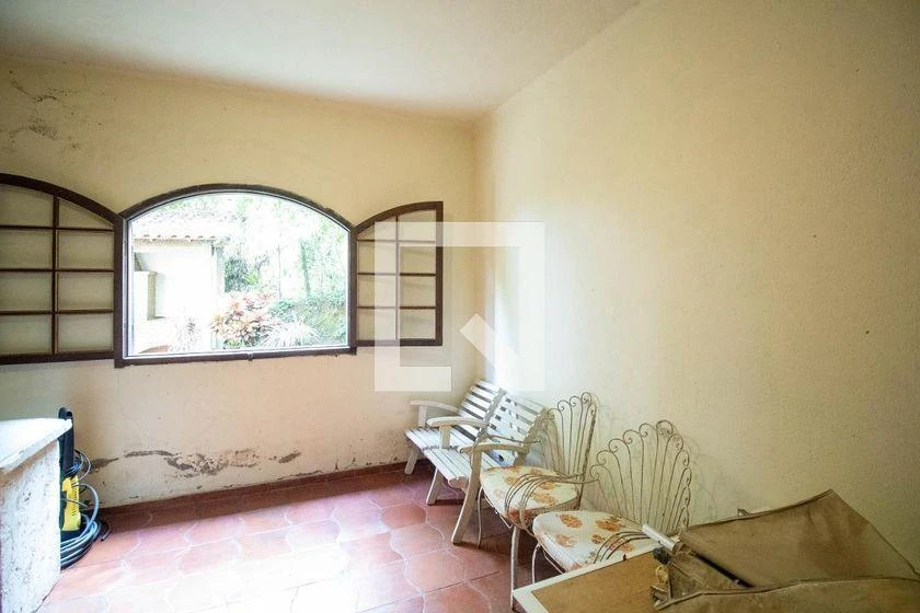 Furnished house with 4 bedrooms and 215 m² — photo 40