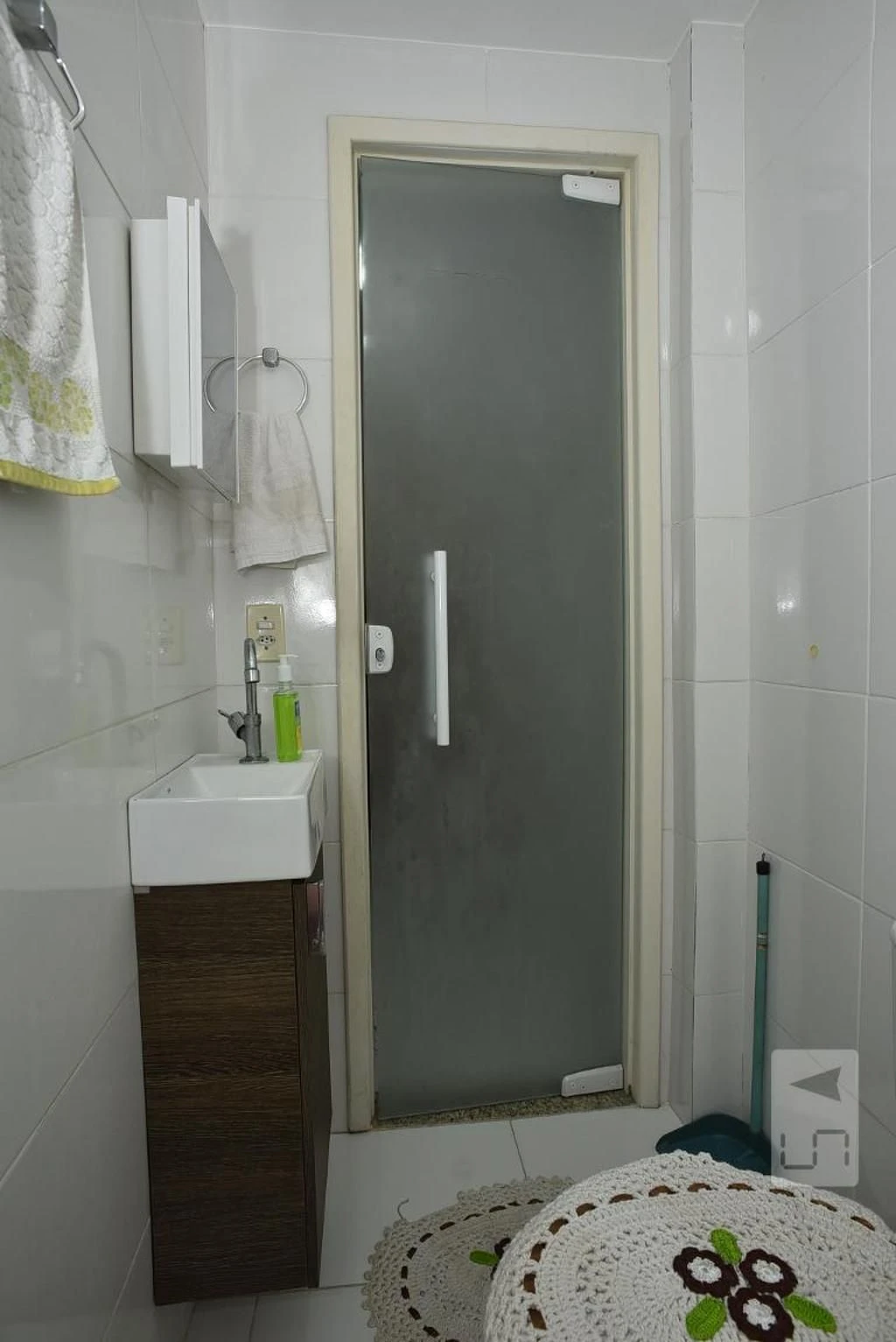 Furnished house with 2 en-suite bedrooms and laundry area — photo 42