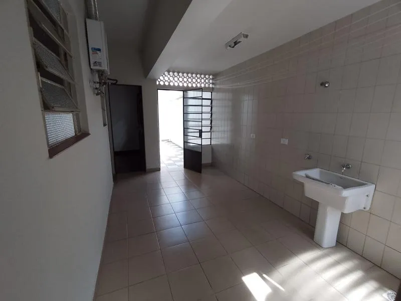 Bathtub in a 5-bedroom house, 250 m² — photo 2