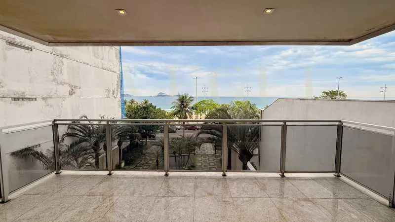 210 m² apartment with a balcony, 3 bedrooms and 5 baths