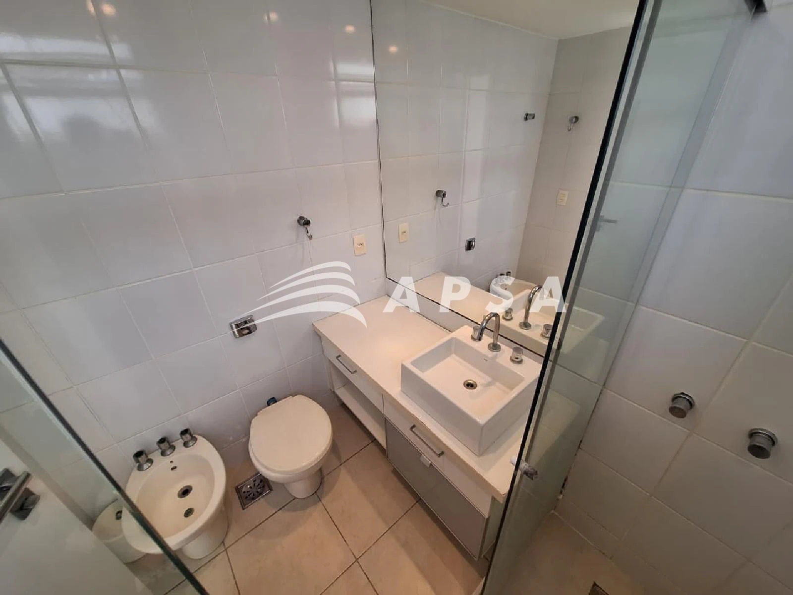 Walk-in closet in a 2-bedroom apartment, 90 m² — photo 10