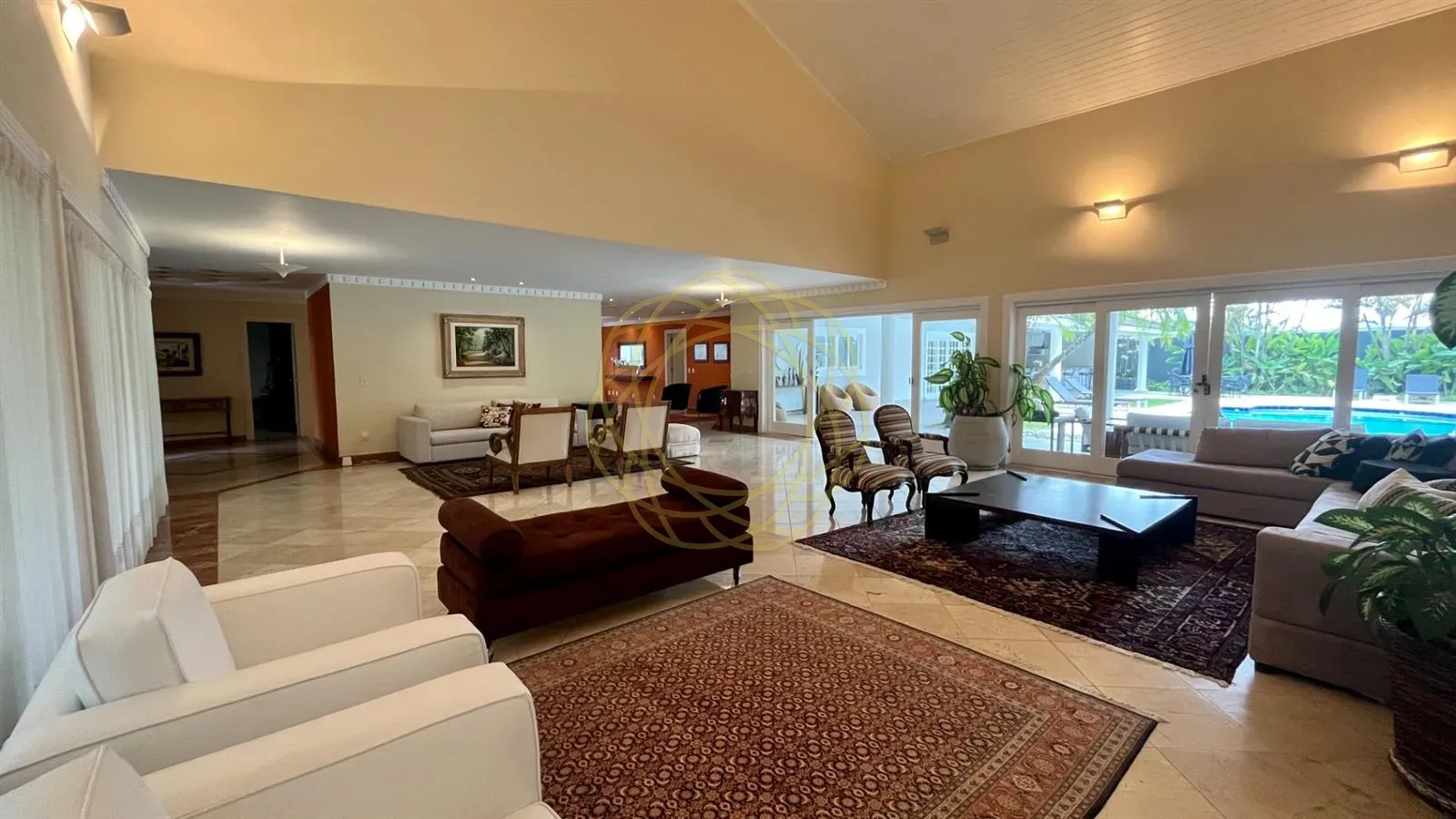 Casa mobiliada com 7 quartos e 984 m², 5 suítes — photo 2