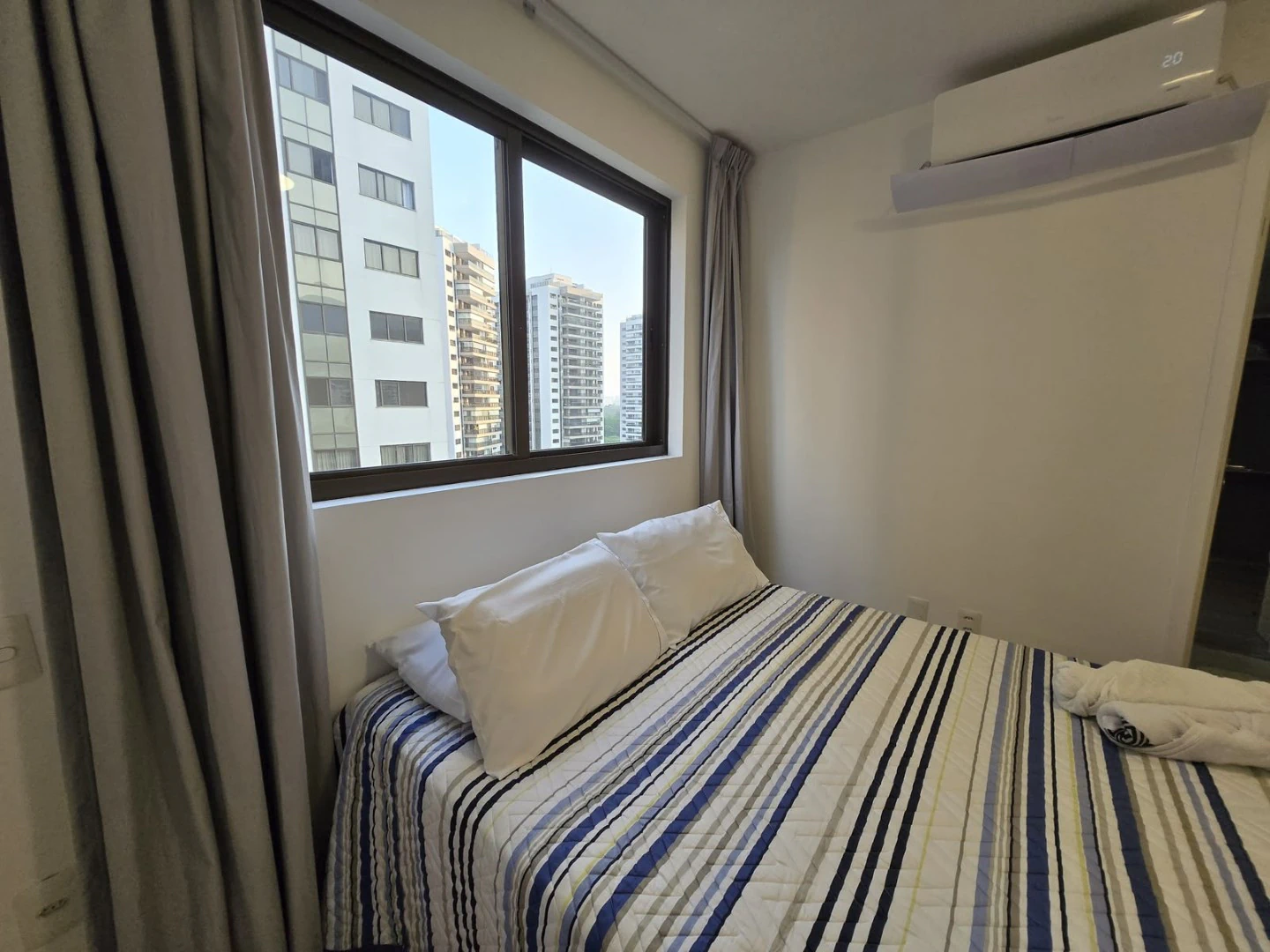 3-bedroom apartment with 3 en-suite baths and 4 total — photo 6