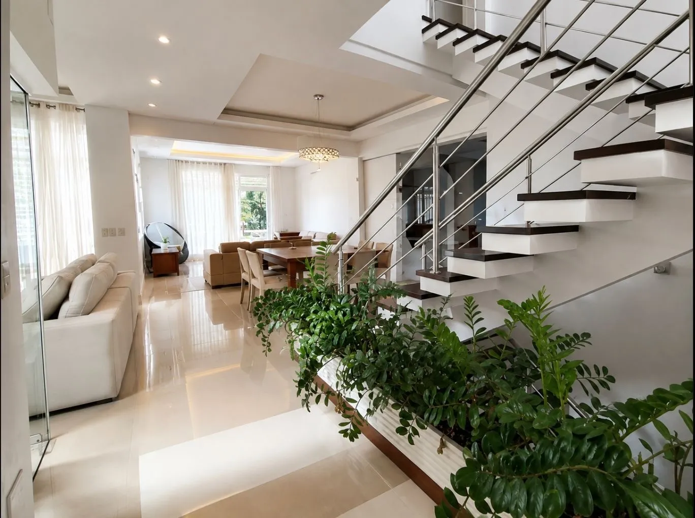Furnished 580 m² house with 4 en-suite bedrooms