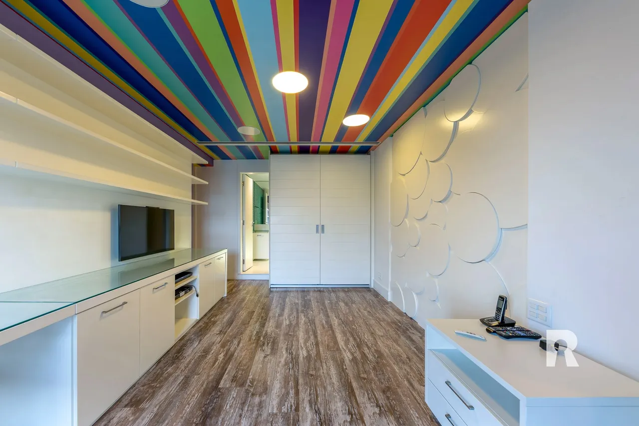 4-bedroom apartment with 5 bathrooms and enclosed balcony — photo 13