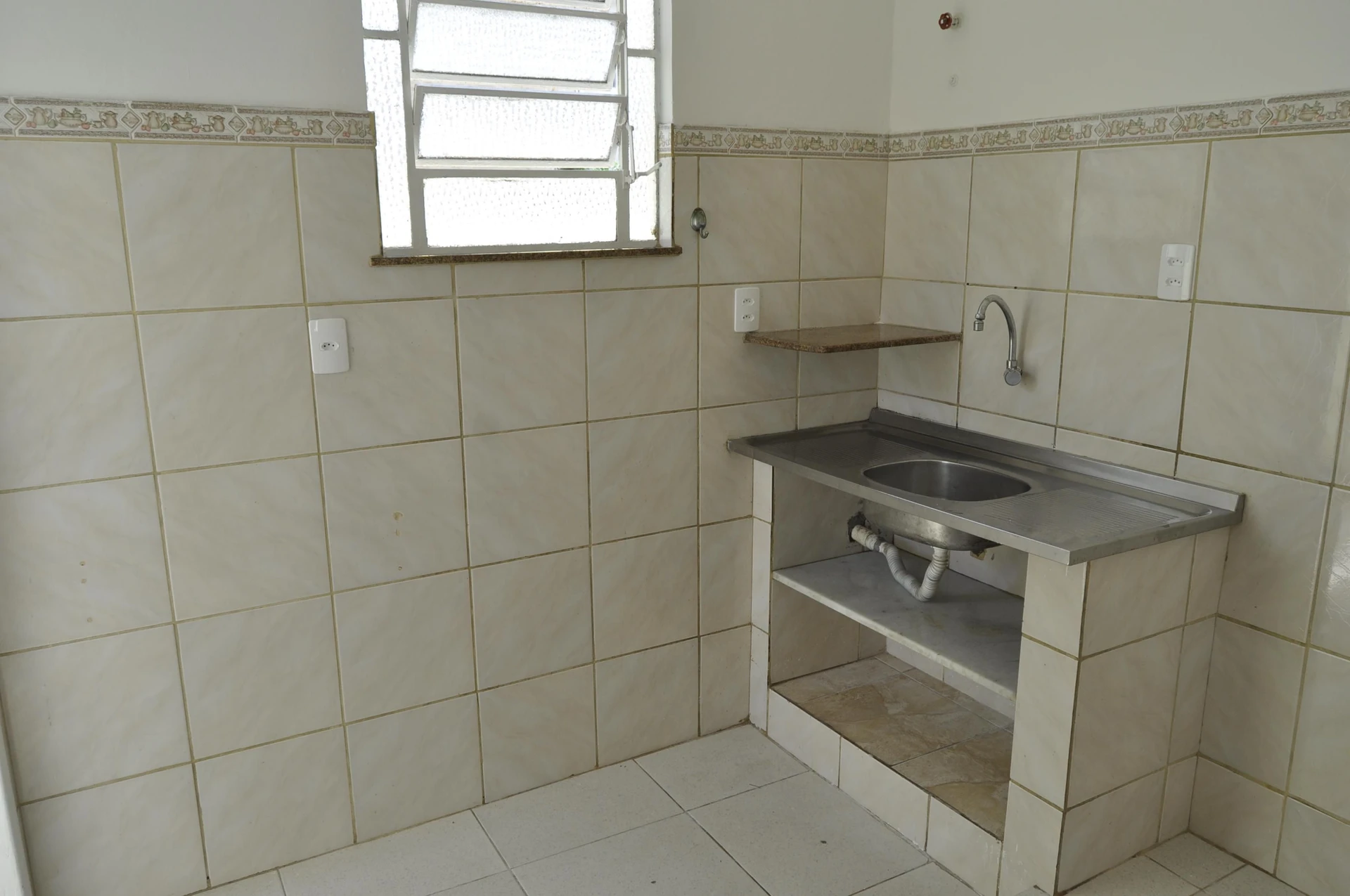 Wood or laminate floors in a 2-bedroom apartment, 85 m² — photo 2