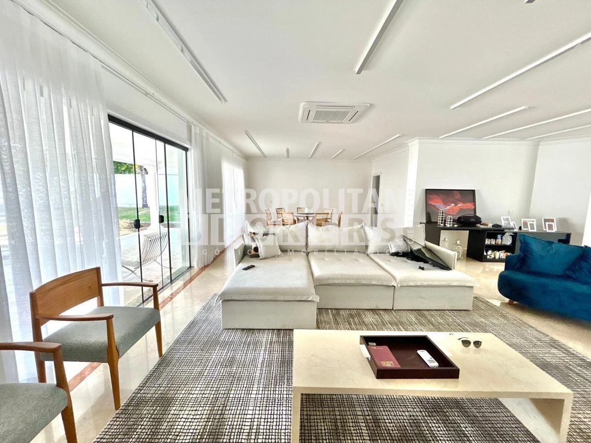 Furnished house with 7 bedrooms, 5 en-suites and 1020 m²