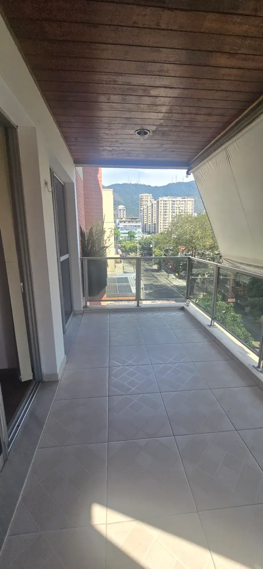 Wood or laminate floors in a one-bedroom apartment, 55 m² — photo 8