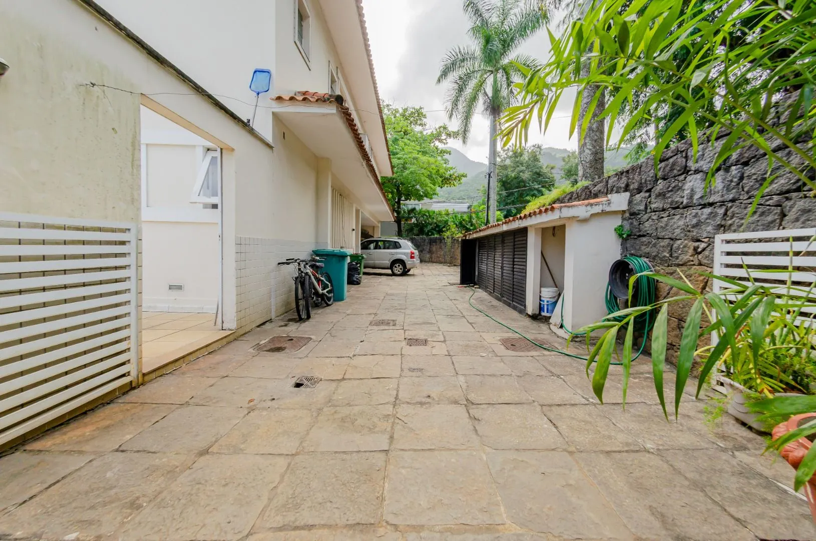 Furnished house with 6 bedrooms and 690 m² — photo 55
