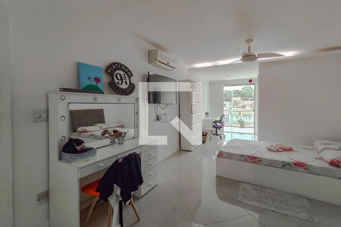 460 m² house with a water view and a private pool — photo 38