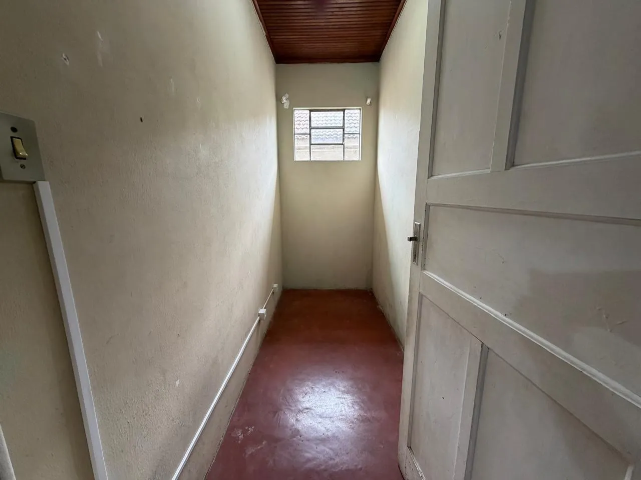 2-bedroom house with wood or laminate floors — photo 4