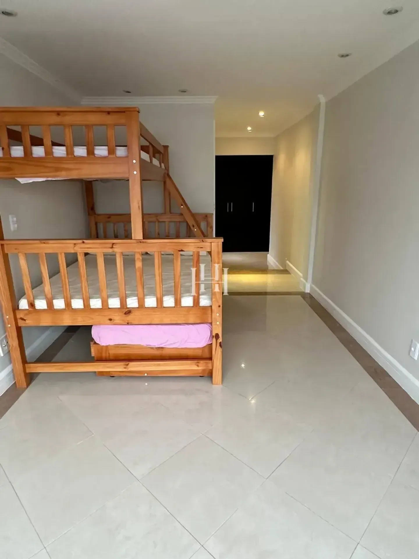 Apartamento com 5 quartos e 5 banheiros, varanda — photo 34