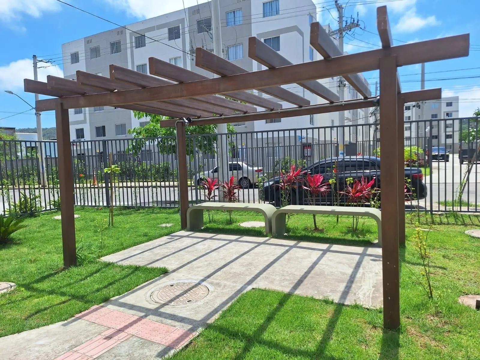 Balcony with a grill in a 2-bedroom apartment, 45 m² — photo 3