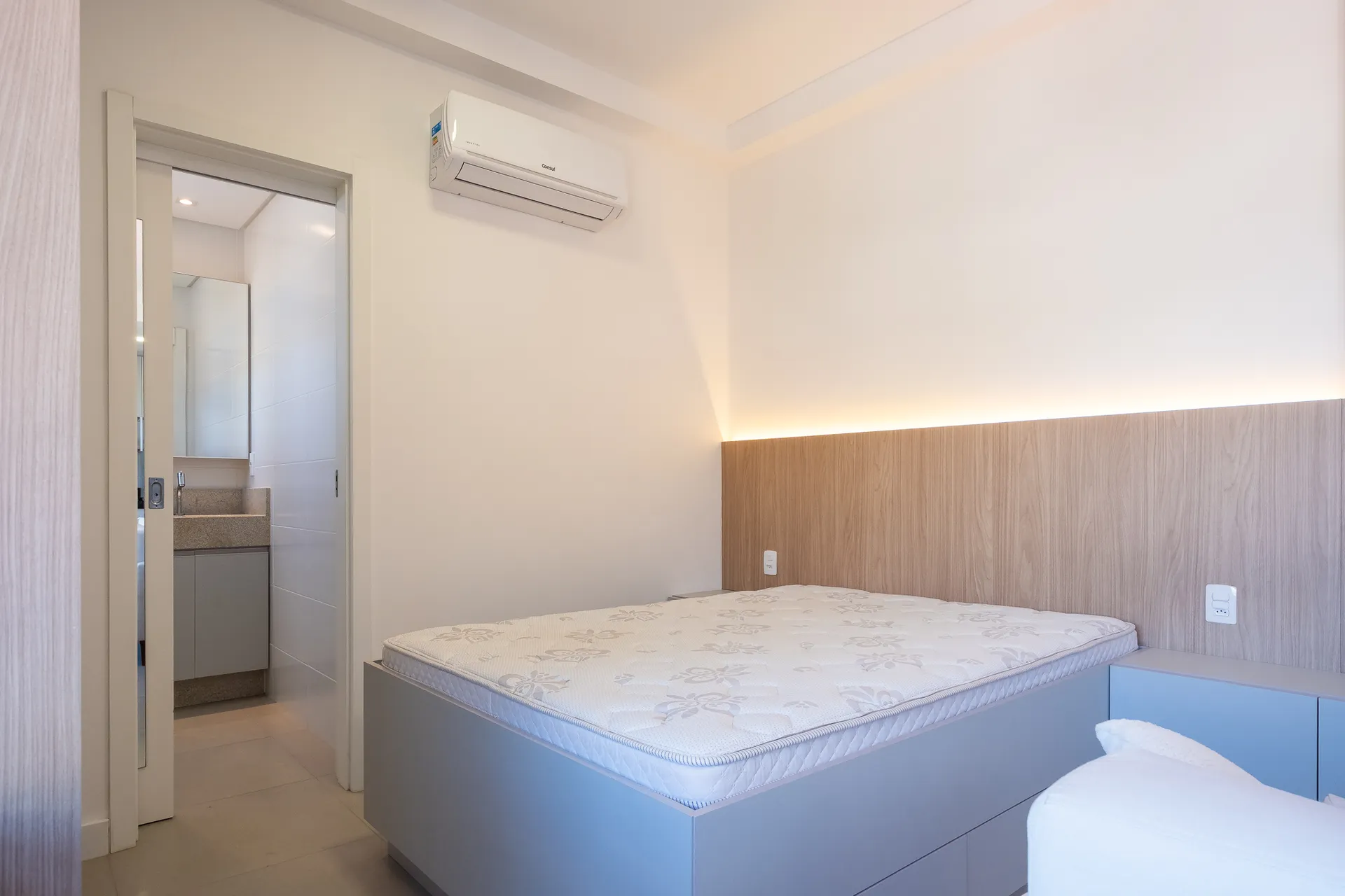 Furnished studio, 35 m², with floor-to-ceiling windows — photo 3