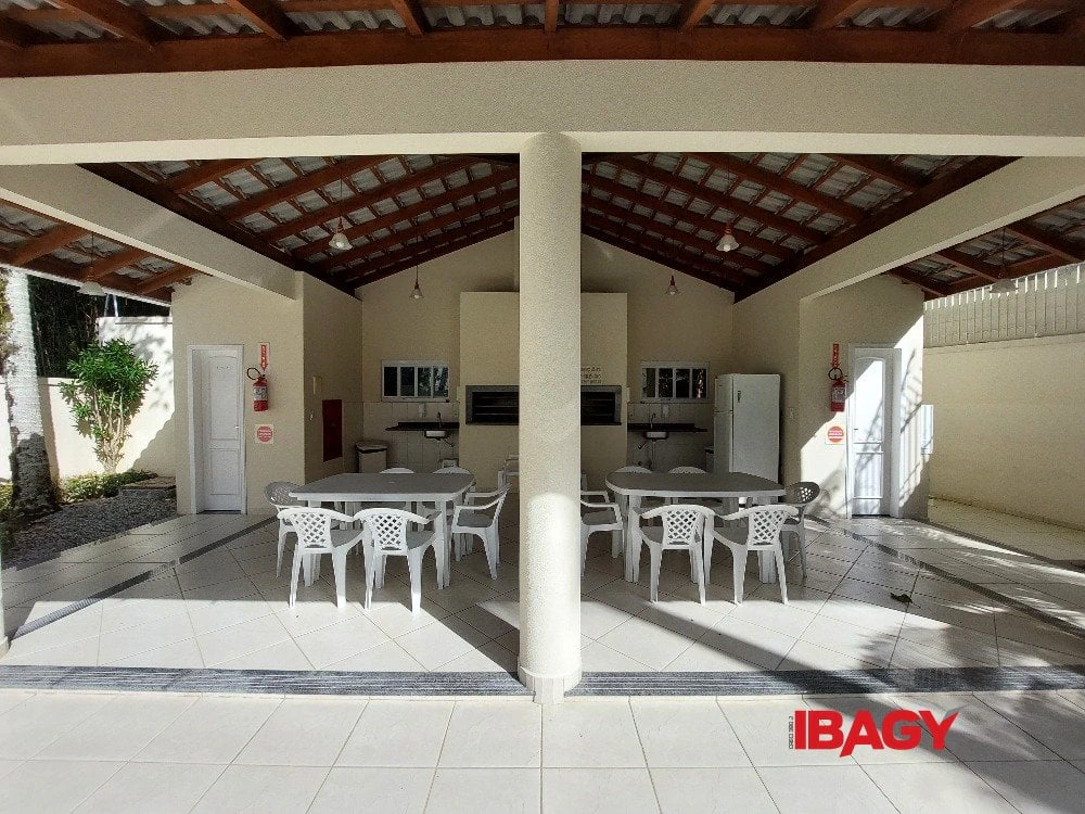 Apartamento de 1 dormitorio con cocina abierta y suite — photo 17